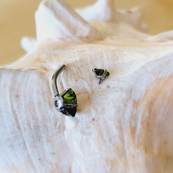 14G Surgical Steel belly ring with Green heart CZ prong set piercing jewelry - Picture 7 of 8